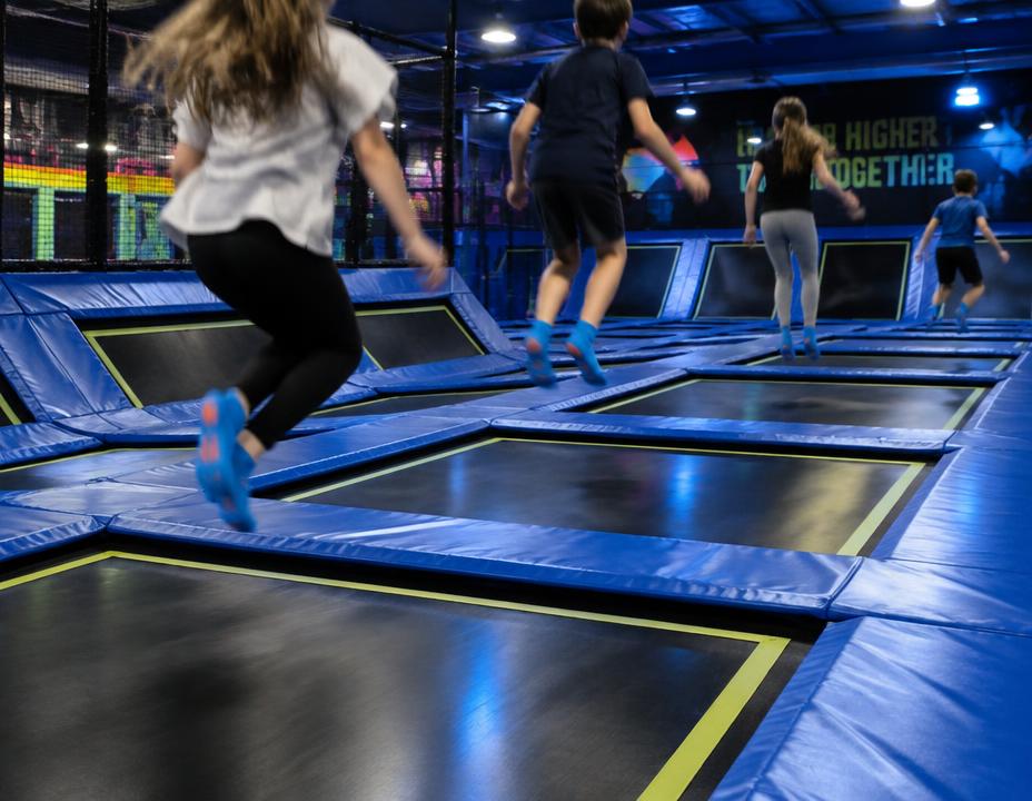 Kinder springen auf verbundenen Trampolinen